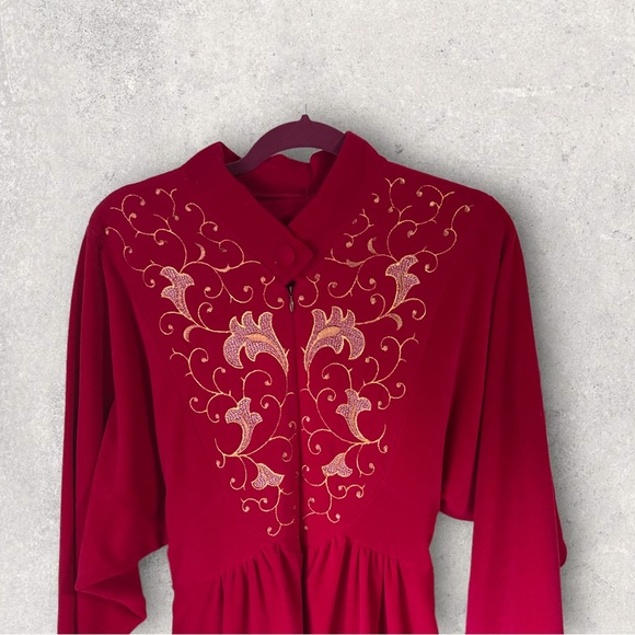 RARE Vintage Vanity Fair embroidered robe in reddish magenta - Picture 3 of 3